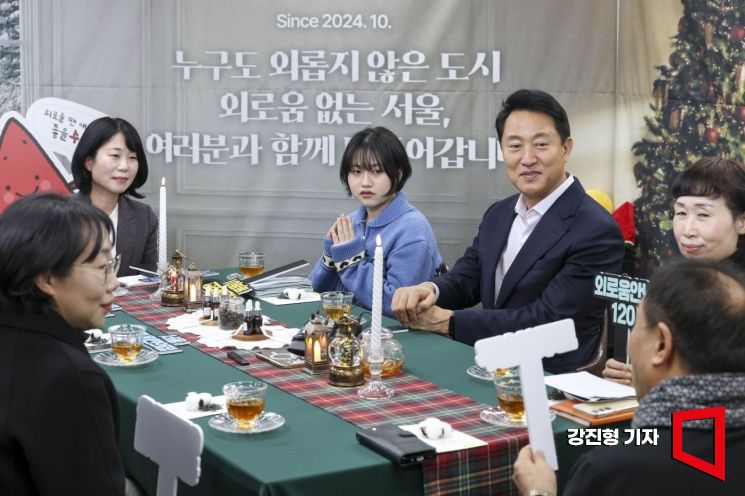 [포토] 참석자들과 의견 나누는 오세훈 서울시장