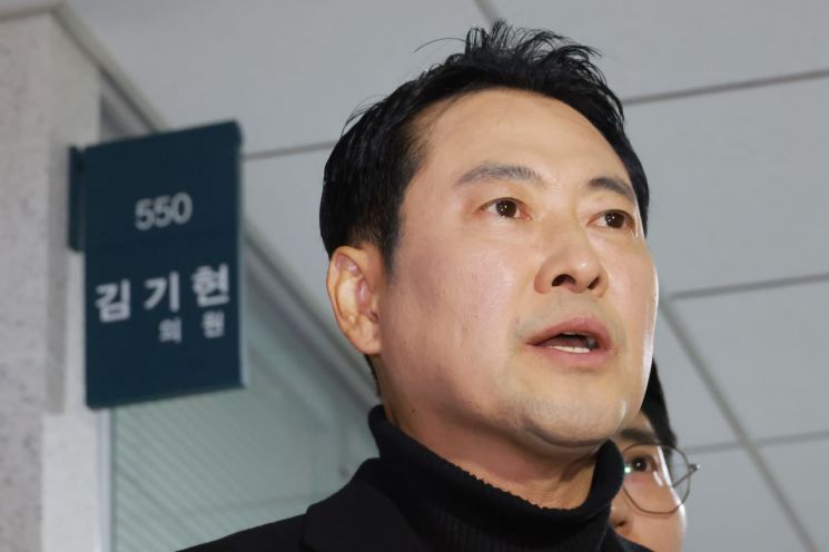 [속보] 김건희특검 "김기현, 소환 불응…내일 재출석요청 예정"