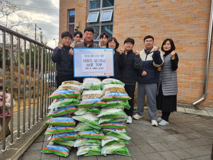 [포토] 대촌동 주민 송현근씨, 백미 50포 기부