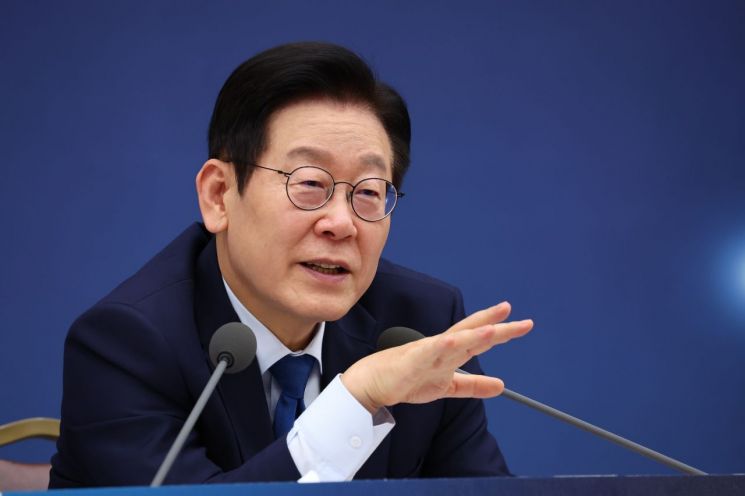 李대통령 "발전공기업 5개나 왜 있나…효율화 이유로 근로 조건 악화 안 돼"