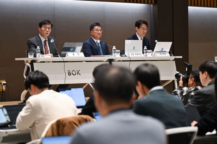 [일문일답]이창용 "고환율 지속되면 손해·이익보는 사람 극명히 갈려…안심할 수준 아니다"