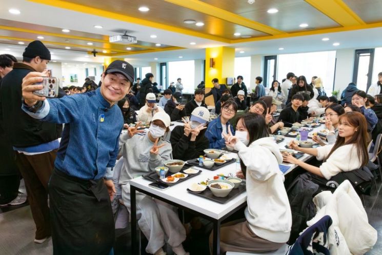 한양대, '이연복 셰프와 함께하는 천원의 아침밥' 행사 개최