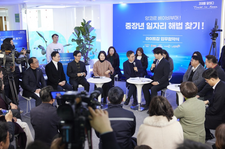 김동연표 '베이비부머 라이트잡' 큰 성과…전국 최초 2377명 재취업