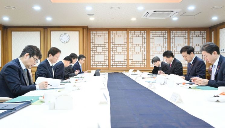 계엄 때로 돌아간 환율에 외환당국 긴급대책…"선물환포지션 확대"