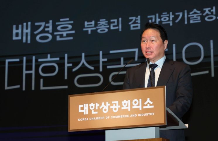 최태원 "역성장 막을 대책 시급"…배경훈, 'AI 혁신' 강조