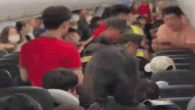 베트남 공안에 잡히자 무릎 꿇고 오열한 남성…티셔츠엔 태극기가