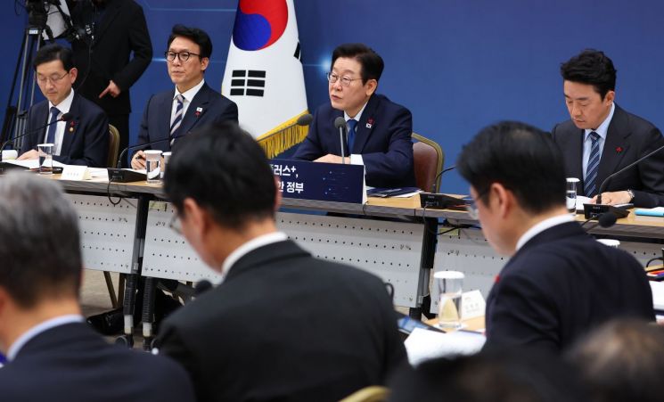 칭찬·질타 넘나든 이재명식 업무보고, 국정 투명도 높였다