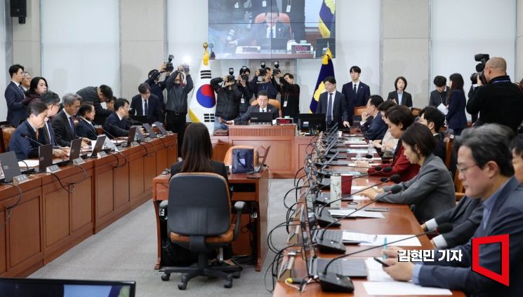 [포토] 국회 운영위, '비교섭단체 1명' 정개특위 구성안 의결