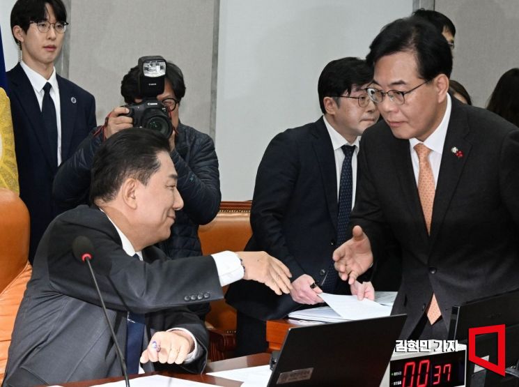 [포토] 악수하는 김병기-송언석