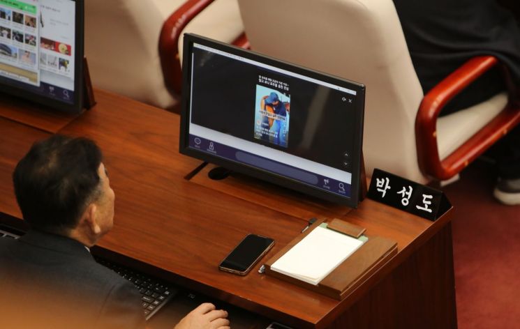 본회의 중 '쇼츠' 감상 … 경남도의원 '딴짓'
