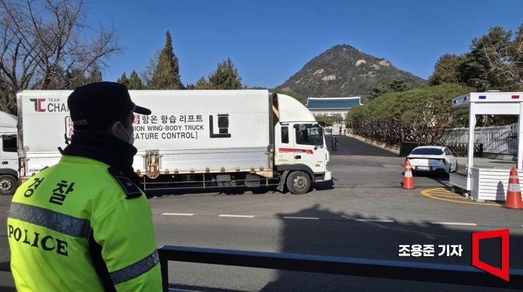 [포토] 이삿짐 차량 들어가는 청와대