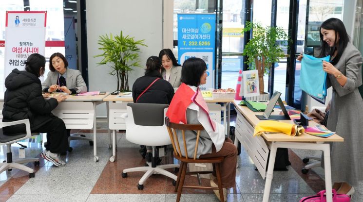 BNK경남은행, '찾아가는 여성·시니어 취업 상담 창구' 운영