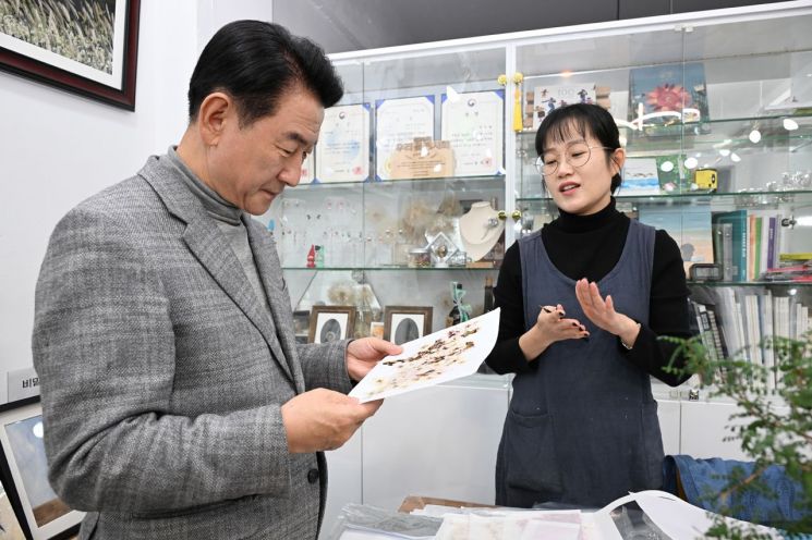 김동근 의정부시장, 압화 예술로 시민과 소통…‘민생속으로’ 현장 방문