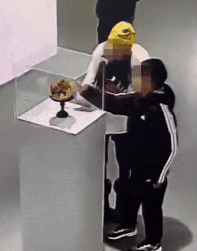 장난치다 2㎏ 금관 '쿵' vs 예방한다며 영상 공개…아이-여성 잘못 큰 쪽은?