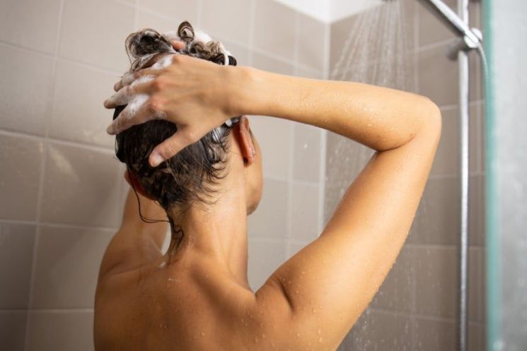 "샤워 절대 '이렇게' 하지 마세요"…피부 망친다는 '이 습관'