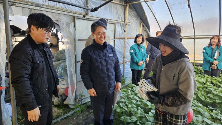 외국인노동자 숙소에 내려앉은 한파… 고용노동부 양산지청, 밀양 농가 긴급 점검