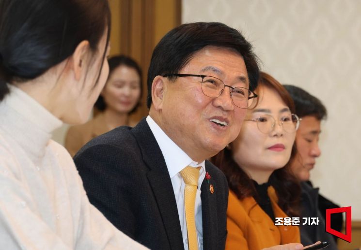 [포토] 학부모들과 간담회 발언하는 최교진 장관