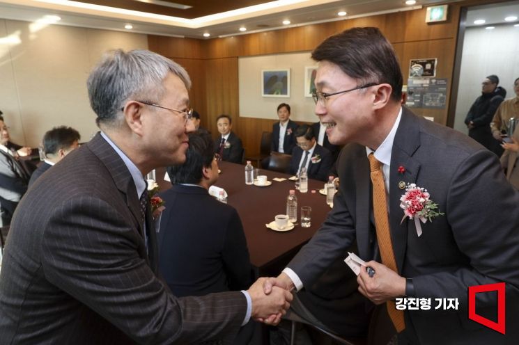 [포토] 악수하는 장범식 아시아경제 대표-류제명 과기부 2차관