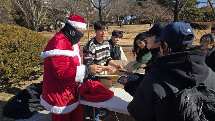 계명대 캠퍼스에 찾아온 산타…학생회, 기말시험 응원 간식 전달
