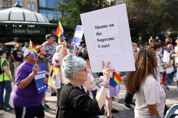 美하원서 미성년자 성전환 치료 금지 법안 가결