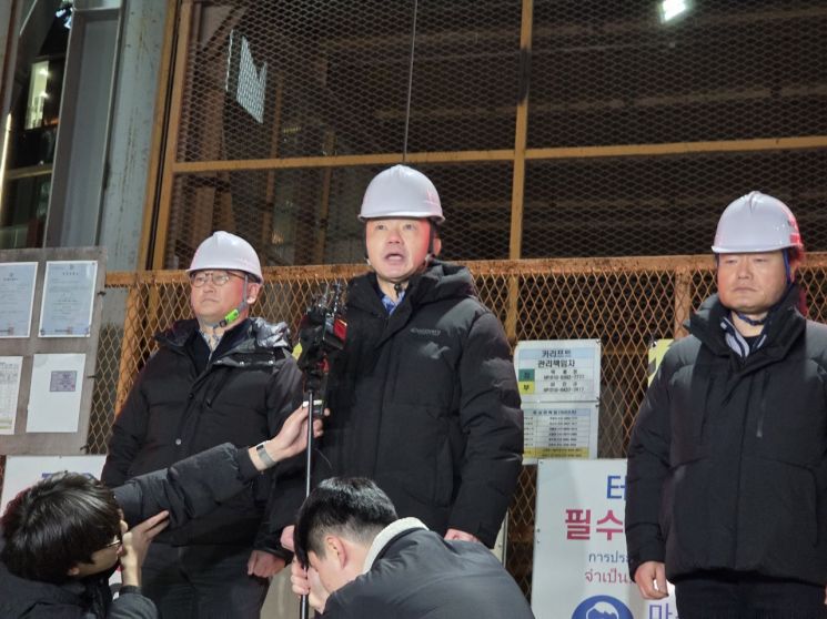 포스코이앤씨 사장 "머리 숙여 사죄"…신안산선 공사 현장 찾아