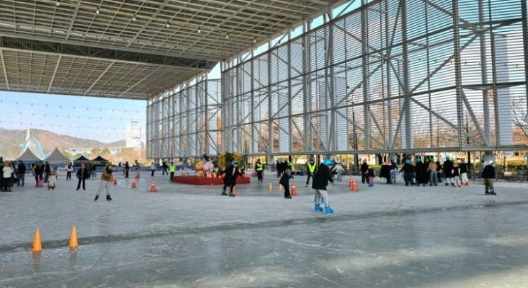 대전 엑스포시민광장 '야외스케이트장' 개장...내년 2월 8일까지 운영 