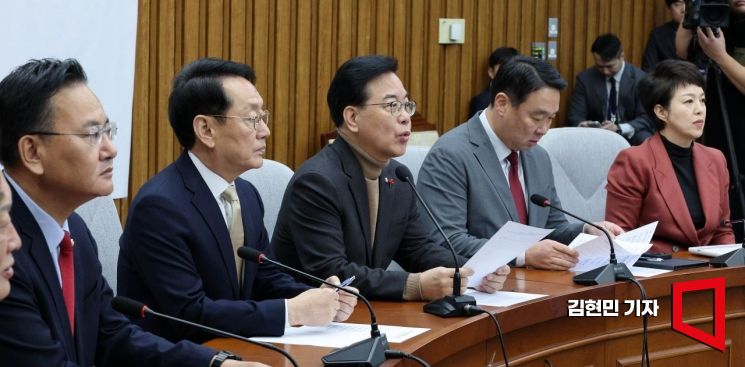 [포토] 송언석 "기업에 달러 자산 요구, 시장경제 원리 짓밟는 것"