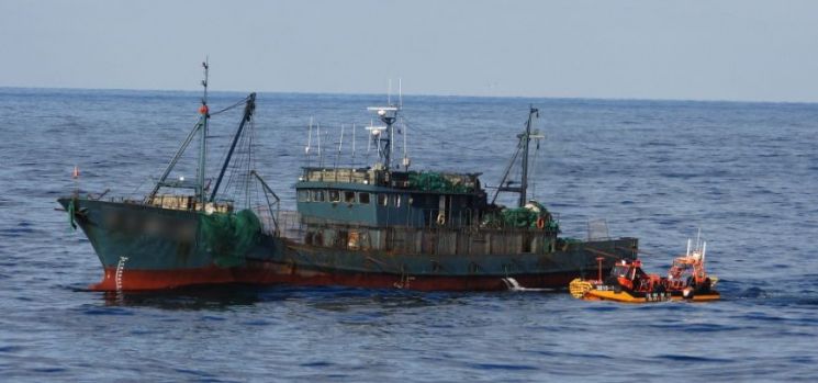 쇠창살로 무장한 중국어선 2척… 해경에 나포