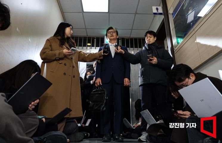 [포토] 취재진 질문에 답하는 전재수 의원