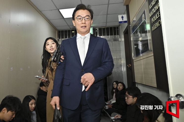 [포토] 조사실 들어서는 전재수 의원