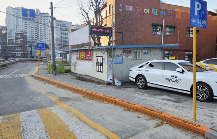 의정부시, 어린이 승하차구역에 전국 첫 '색깔경계석' 설치 큰 호응