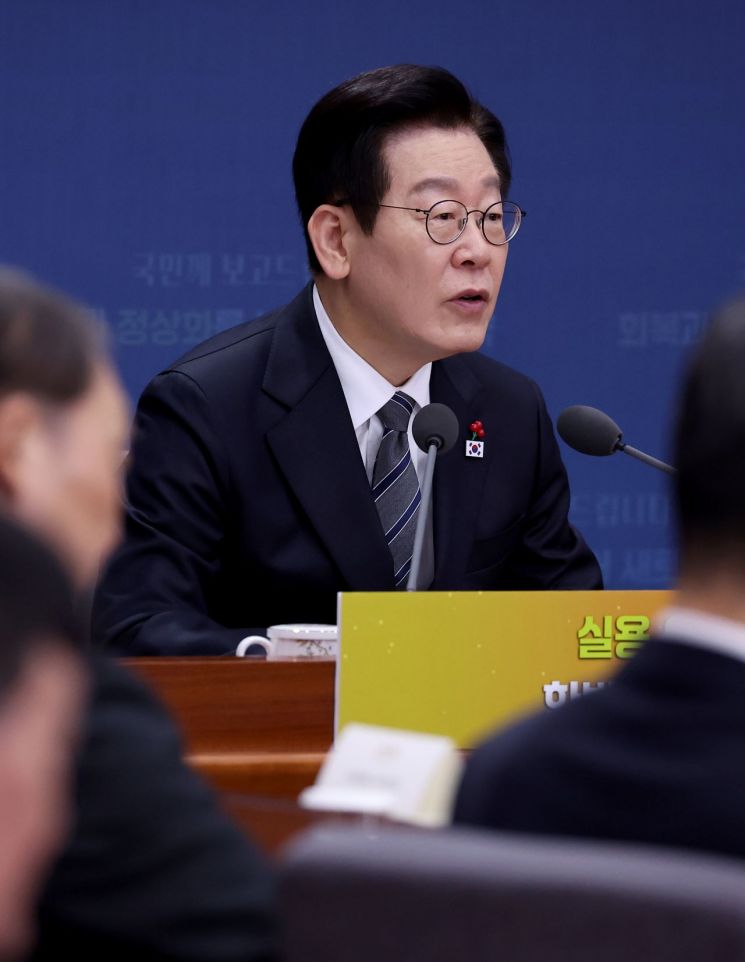 ‘대북정책 갈등’ 속 업무보고…李대통령 "원수된 南北, 통일부 역할해야"