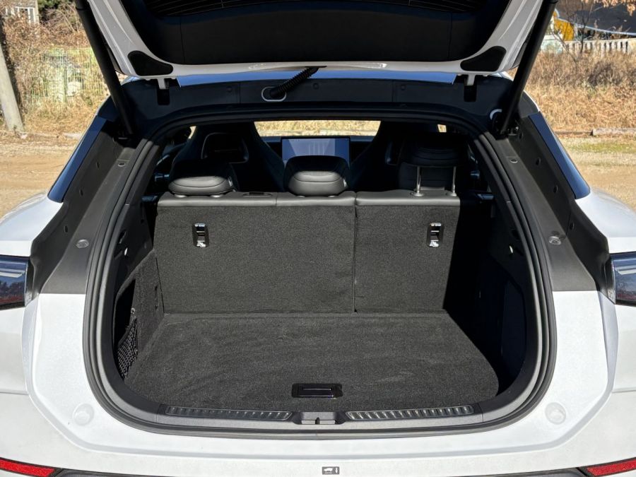 The trunk capacity of the BYD Sea Lion 7 is 500 liters, but it expands up to 1769 liters when the rear seats are folded down.