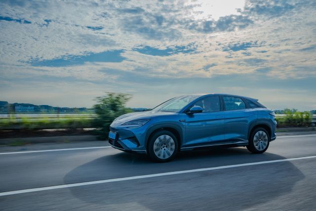 The 'Sea Lion 7' has a single charge driving range of 398 km according to the Ministry of Environment certification standards.