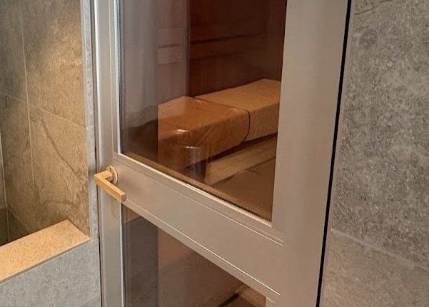 비상버튼도 손잡이도 고장났다…고급 사우나 갔다가 사망한 日 부부 비극