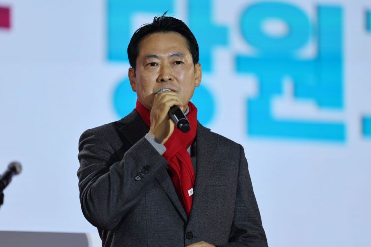 국민의힘 장동혁 대표가 19일 청주 오스코에서 열린 충북도당 당원 교육 행사에 참석해 축사하고 있다. 연합뉴스