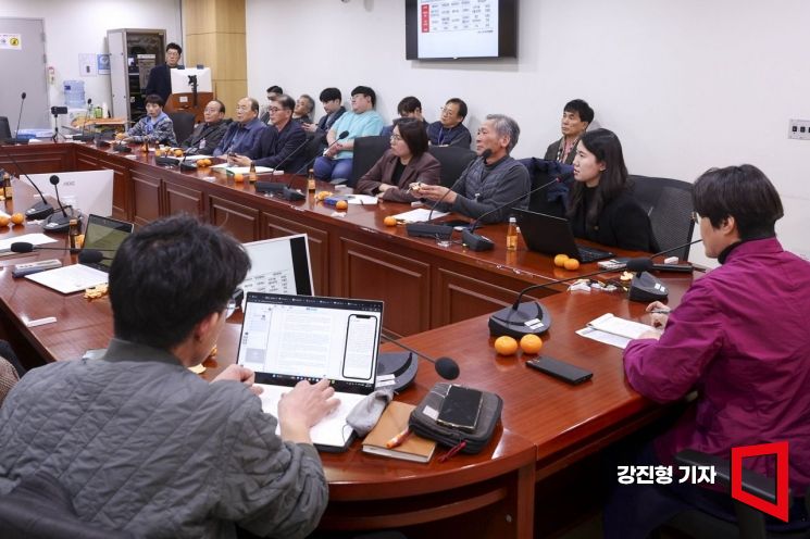 [포토] 농산물 유통 취재 후기 공유하는 아시아경제 박재현 기자