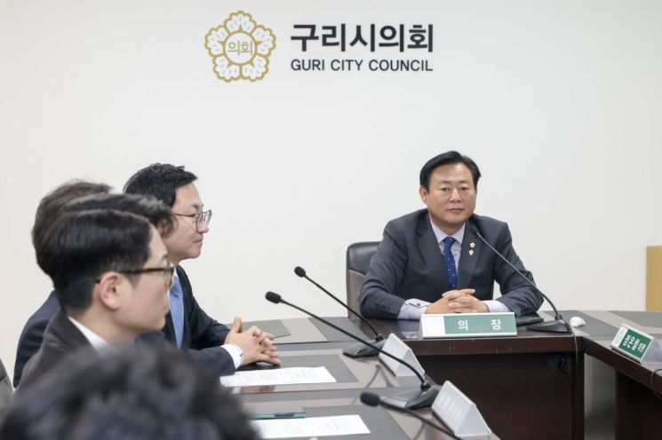 구리시의회, 인창동 재개발 추진위와 간담회…"특정 방식 지지설은 사실무근"