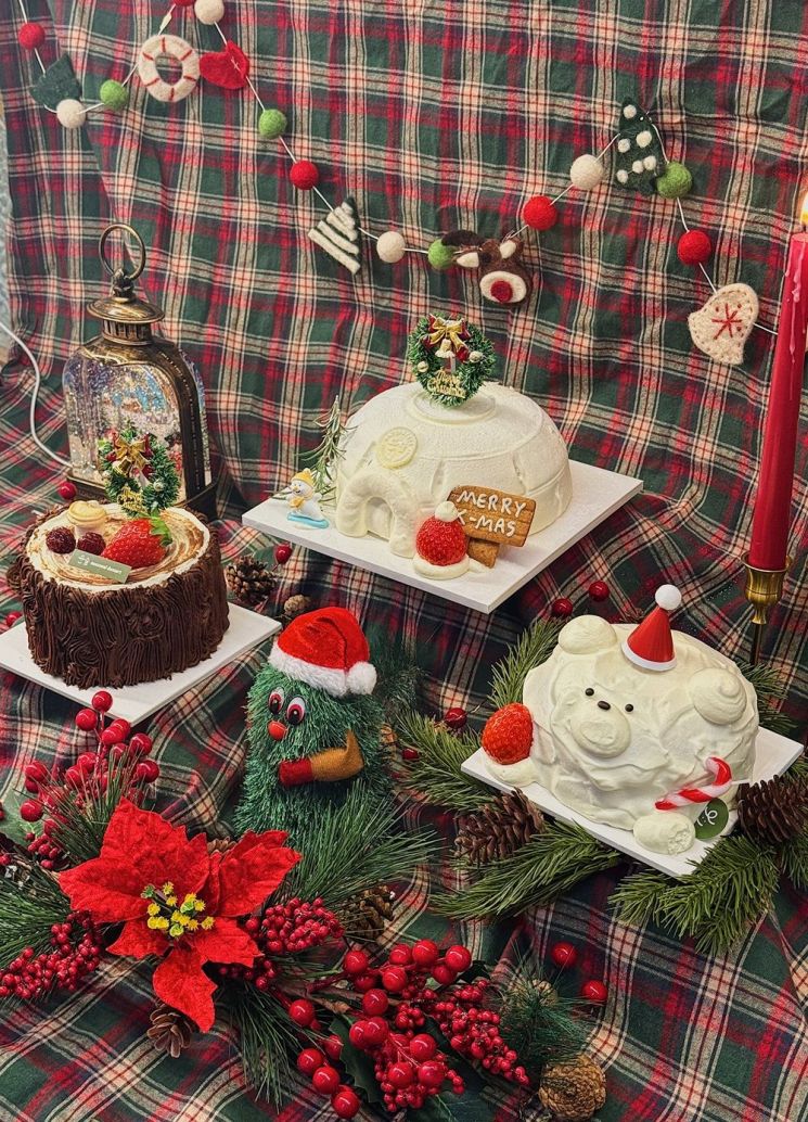 윤숲 베이커리, 크리스마스 시즌 한정 케이크 3종 출시하며 계절 담은 디저트 제안