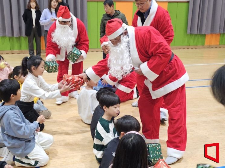 교실에 내린 산타의 하루