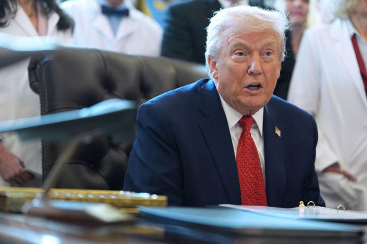 "크리스마스, 앞뒤로 모두 쉰다"…트럼프, 24·26일도 휴일로 지정