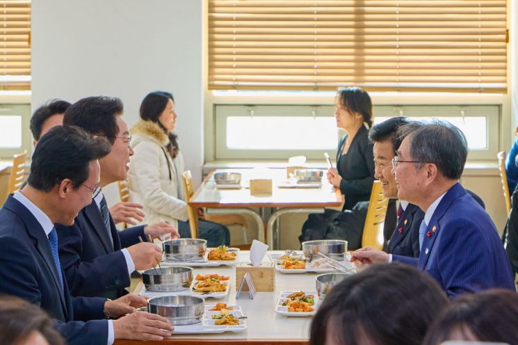 외교·통일부 갈등 봉합될까…李대통령 "부처 고유한 입장 도움"(종합)