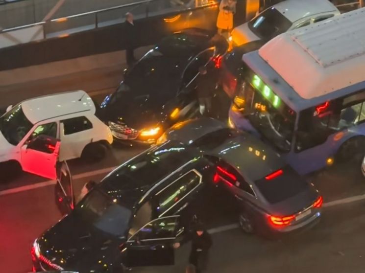 서울 강남구청역 인근 10중 추돌사고…6명 다쳐