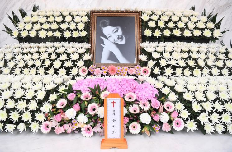 문체부, 故윤석화 문화훈장 추서 추진…"연극계 발전 기여"