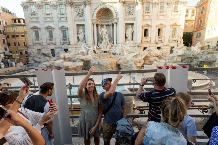 트레비 분수에서 '동전 던지기'…내년 2월부터는 입장료 내야 가능