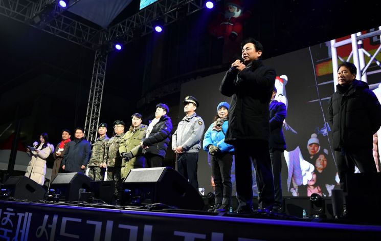 "화천의 밤, 산천어 빛으로 물들다"…화천산천어축제 '화려한 서막'