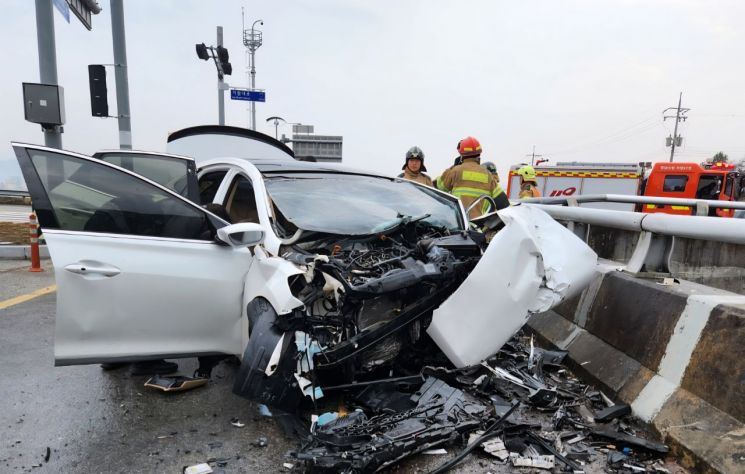 거창서 승용차 가드레일 들이받아 … 20대 3명 사망·1명 중상