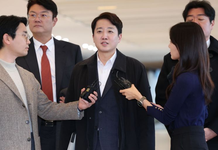 이준석 대표 첫 특검 출석…"尹과 공범으로 엮는 건 무리한 시도"