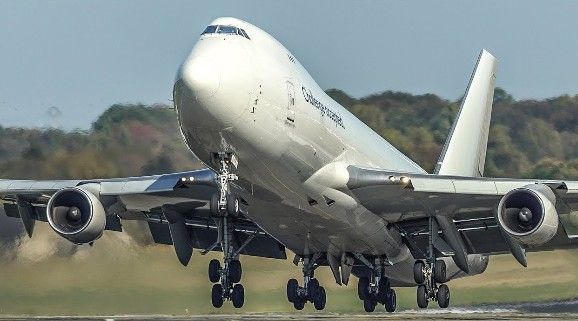 시골 마을에 뒤덮은 이상한 '악취' 알고보니…회항 비행기가 100t 뿌려
