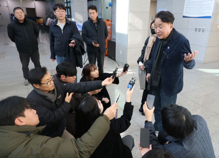 '돈봉투 수수 의혹' 김영환 충북지사, 경찰과 치열한 공방